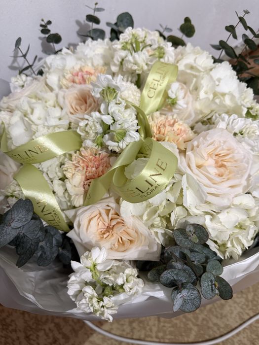 Букет цветов из пион, роз