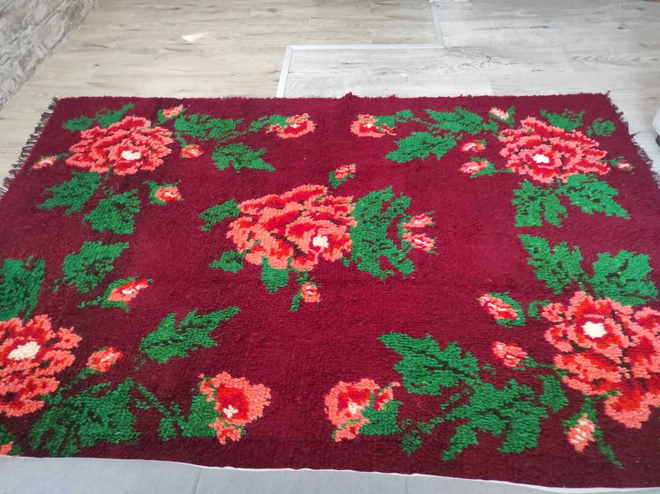 Автентичен ръчно тъкан вълнен килим 200x150 см – бордо с едри рози
