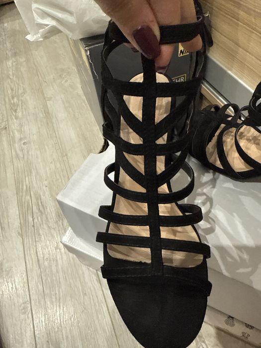 Черни велурени сандали с токче