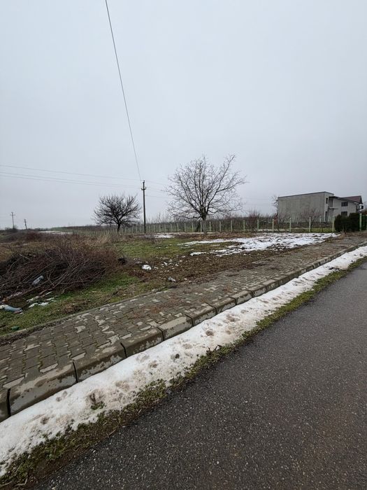 Vând teren intravilan