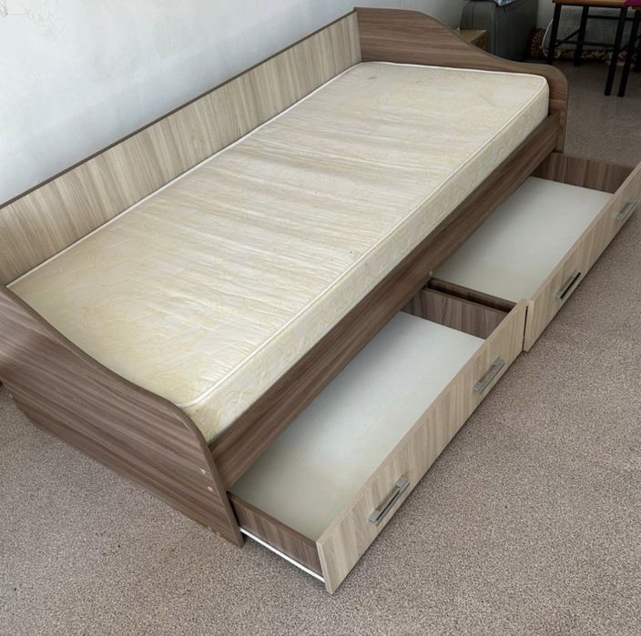 Продам кровать с матрасом