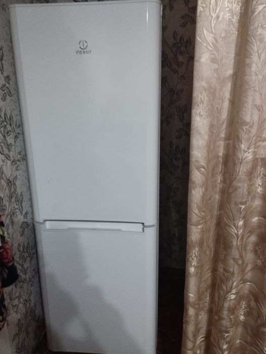 Продам холодильник индезит