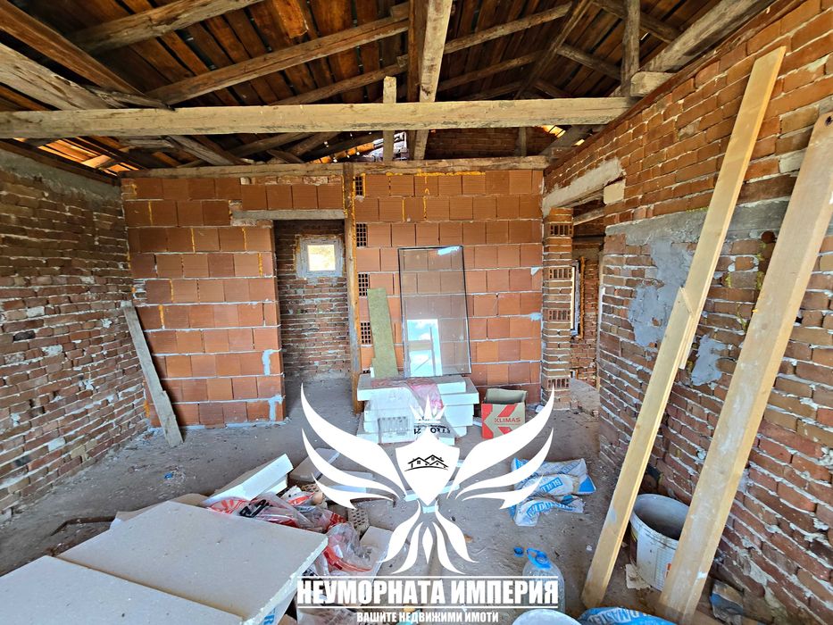 Триетажна къща с гараж и изолация 210РЗП с 564кв двор село Момчиловци