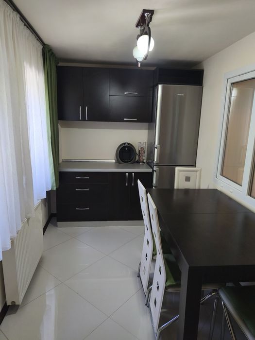 Închiriez apartament semidecomandat