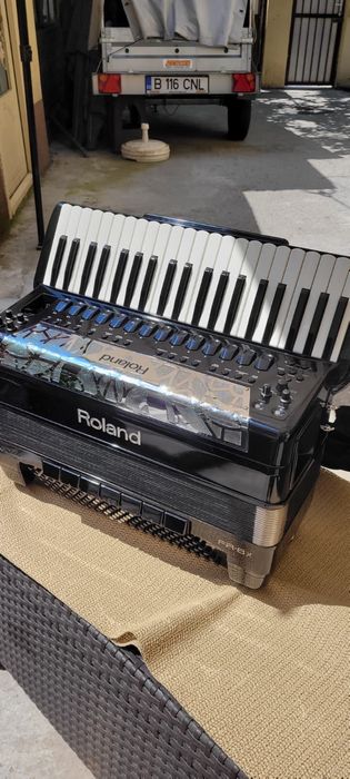 Se vinde Acordeon Roland  mofel 2013