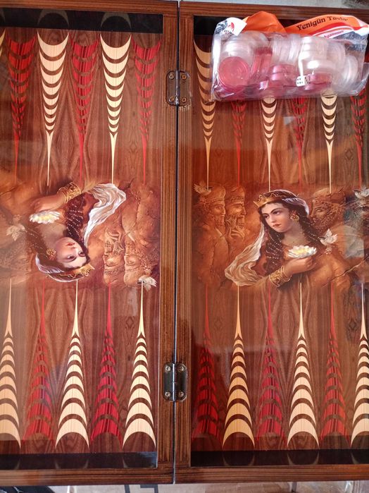 Дървена табла за игра,арт изпълнение с рисунки по нея.