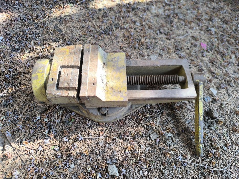 Продам тиски не дорого