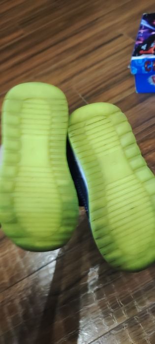 Продам детские кроссовки