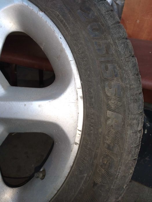 Продавам автомобилни гуми с  алуминиеви джанти