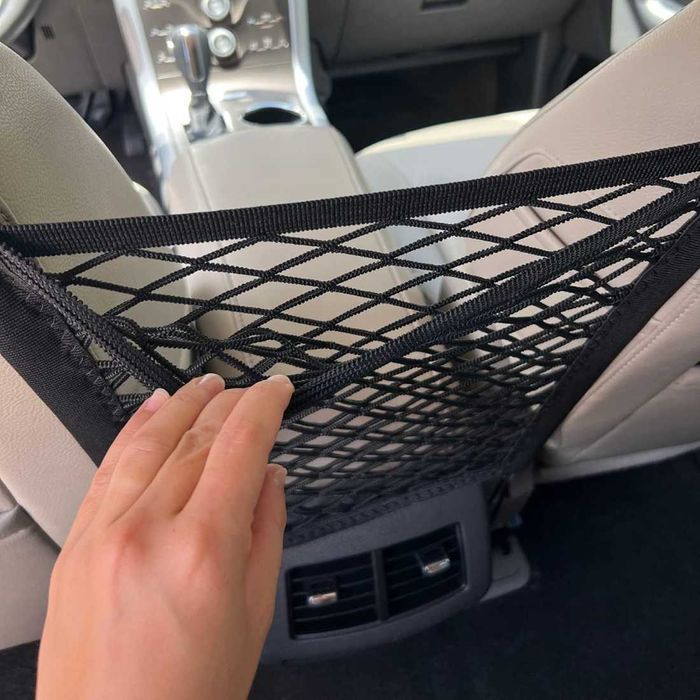 Преградна мрежа между седалките на кола с 2 отделения.