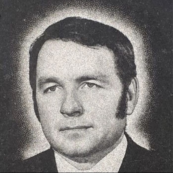 Памятники, портреты, надписи
