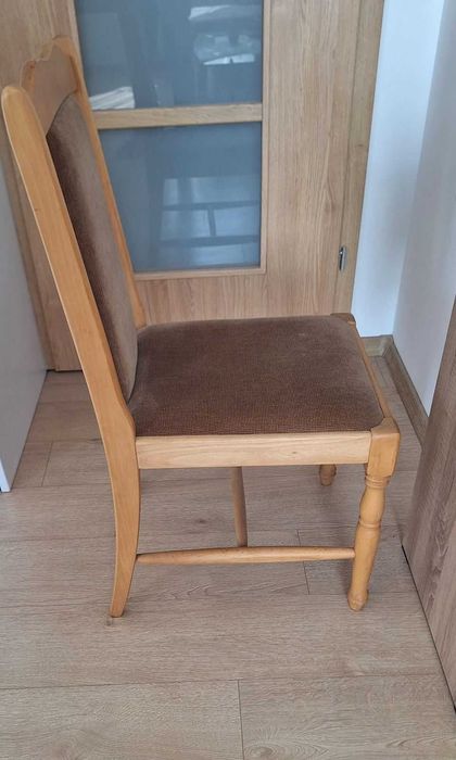 Дървена разтегателна маса с 6 стола