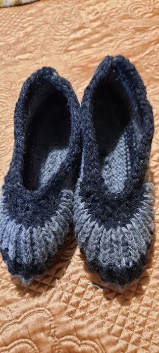 За топли крачета ръчно плетено  вълнени чорапи