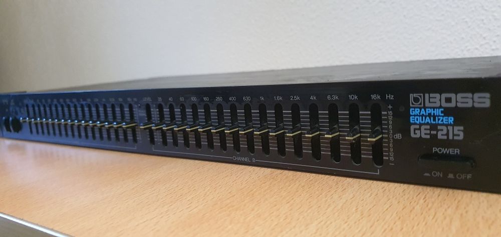 Vând egalizator Roland GE-215