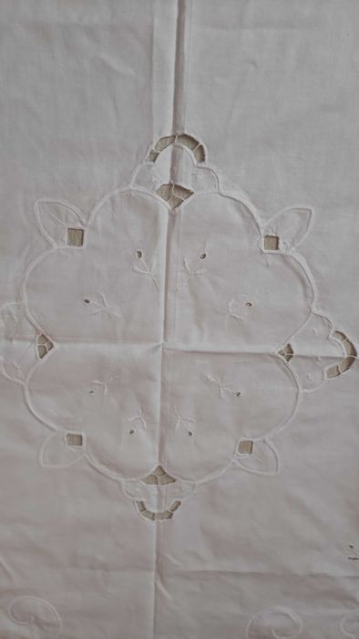 Памучна покривка с рязана бродерия