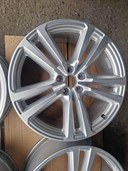 Audi Q7 R20
4M0 601 025 G
4 броя оригинални джанти