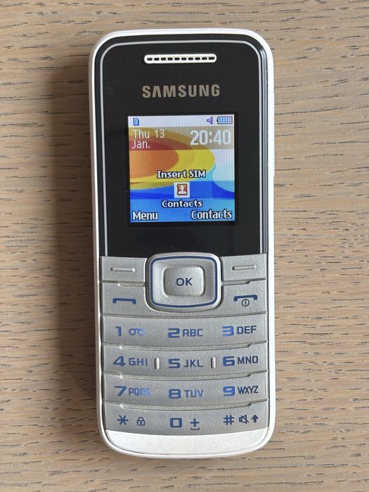 Samsung GT-E1050 с копчета + зарядно устройство