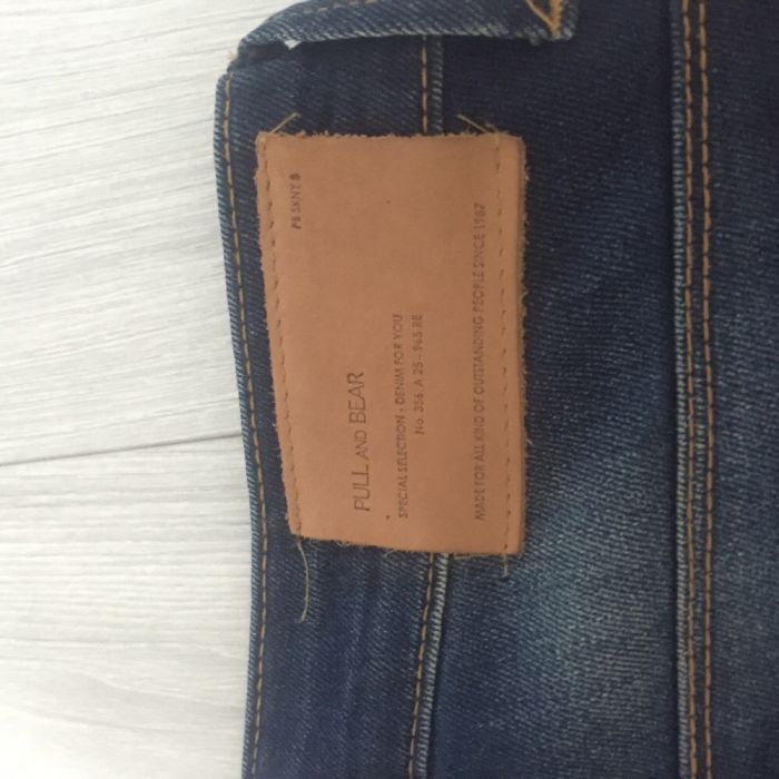 Vând blugi pull and bear