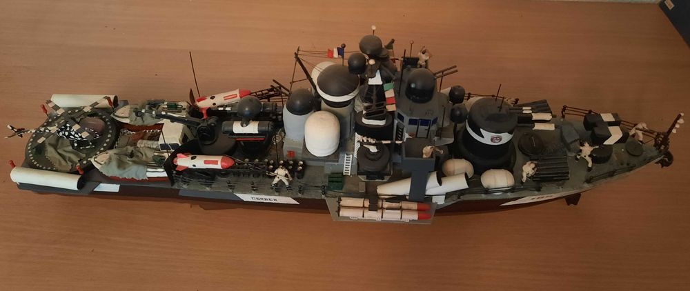 Navomodel navigant nava de lupta vapor cu telecomanda si lumini