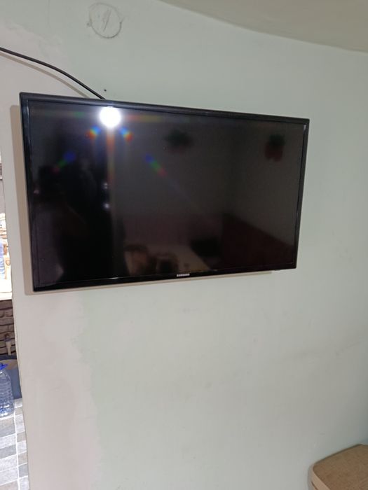 Продается телевизор 32 бу LED оригинал Малайзия