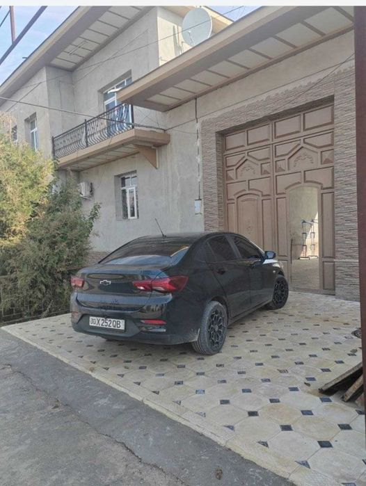 6 хонали, 6 сотикдан иборат булган ховли сотилади.