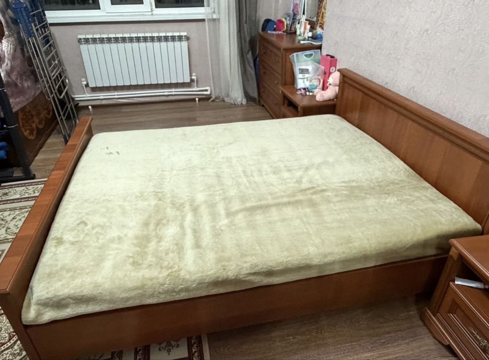 Продам кровать с маленким тумбочками