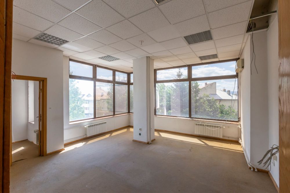 Spatiu comercial ( fost sediu banca BCR) 540 mp2,