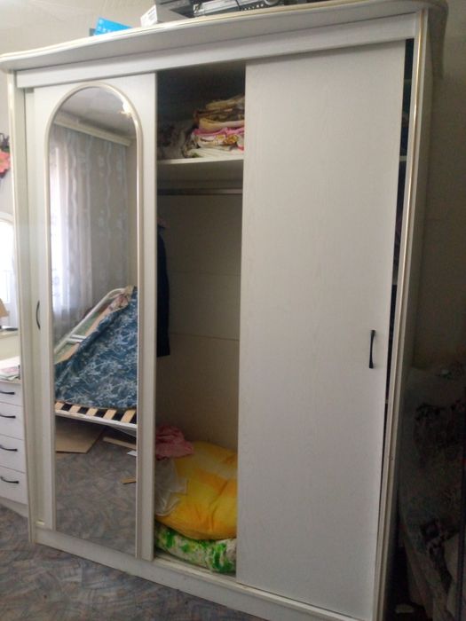 Шифоньер с тумбами