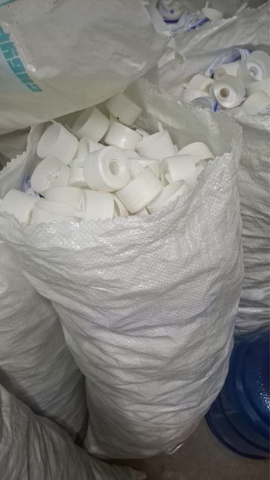 Продам крышки б/у для бутылей 18.9 ПЭНД