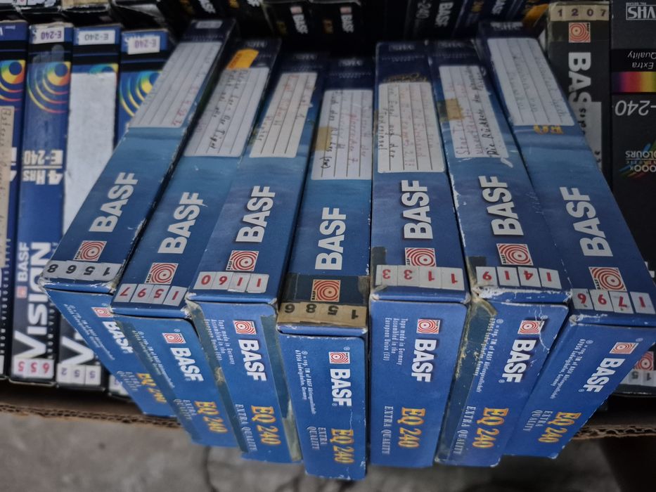 Vând 50 casete video VHS originale Basf de 240 minute cu  filme 


Vân