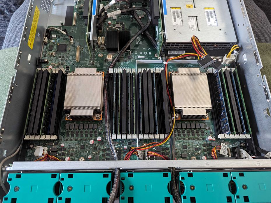 Serveur Intel H2216XXKR2 2U – 8x Xeon E5-2620 V4, 128GB RAM, Rails Inclus
