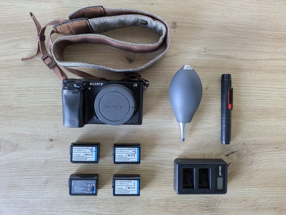 Sony a6300 Дигитална Камера в Отлично Състояние Перфектна за Видео | 4 Батерии, Аксесоари