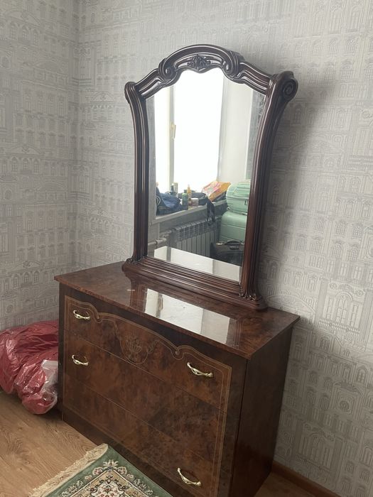 Комод с зеркалом