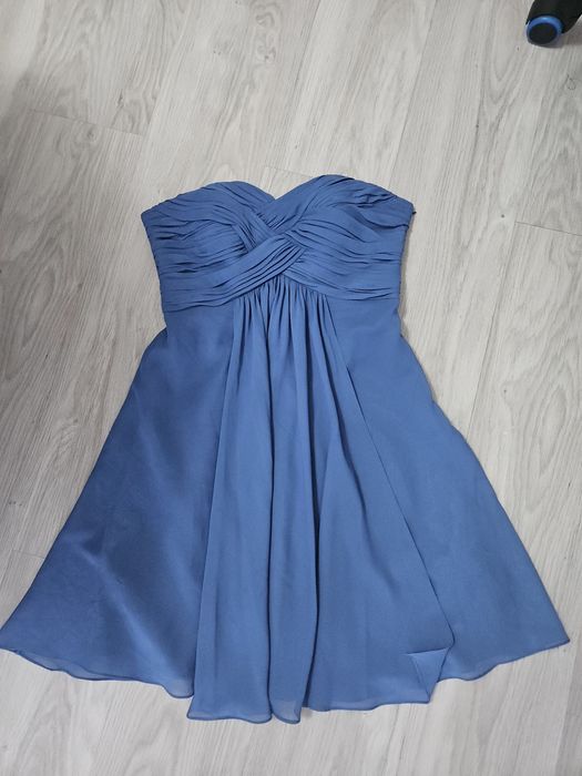 Къса синя рокля.