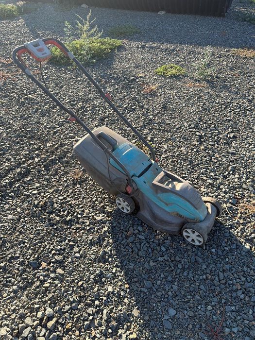 Vând mașina de tuns iarba electrică