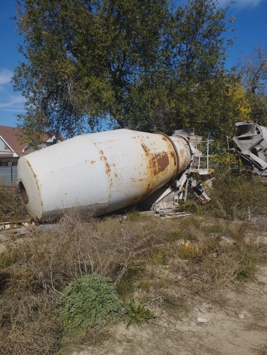 Продам бочку от миксера с подрамникам