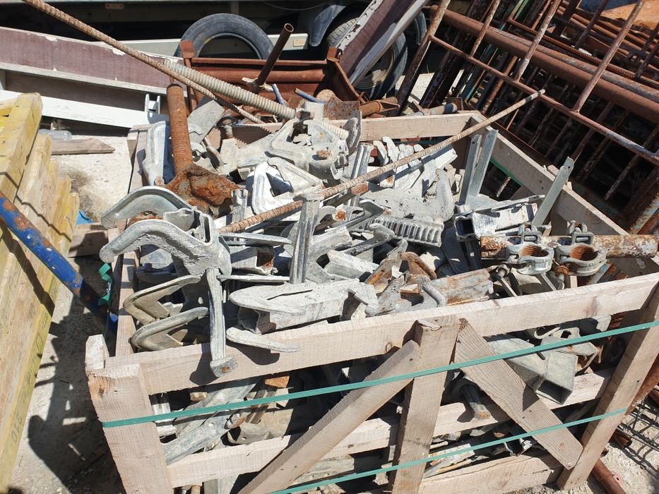 Скоби кламери ригели вертикализатори и аксесоари за вертикален кофраж