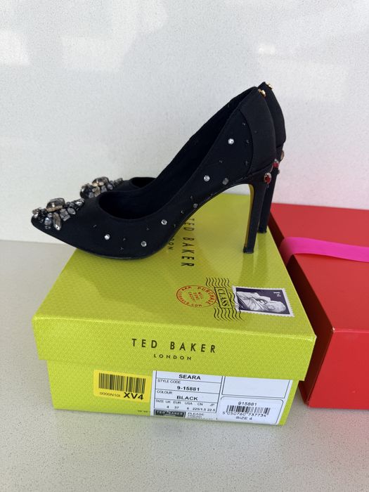 Vand pantofi ted baker o singura purtare. Le lipseste o pietrica