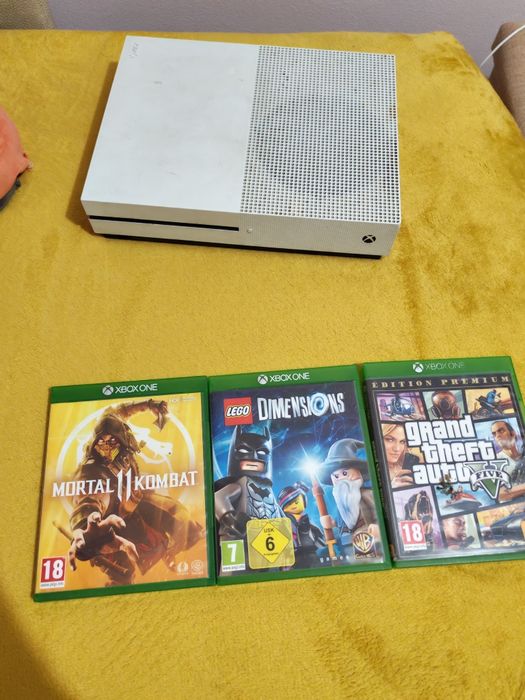 Vând Xbox one folosit+ 3 manete+ GTA fifa 25 și plus jocurile care mai sunt pe el