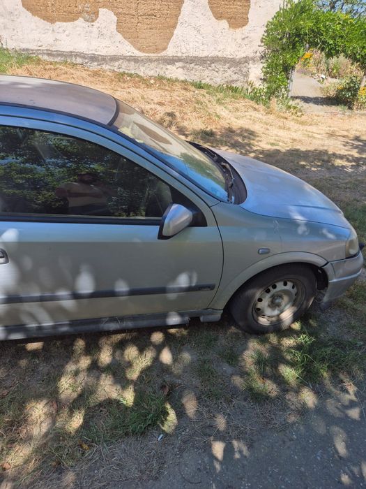 Vând 2 masini pentru rabla