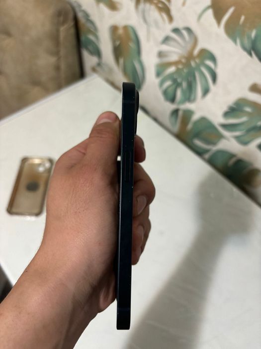 Продам iPhone 13