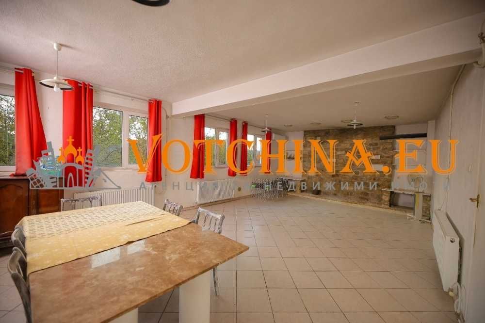 Простор и потенциал - масивна триетажна къща с панорамна гледка