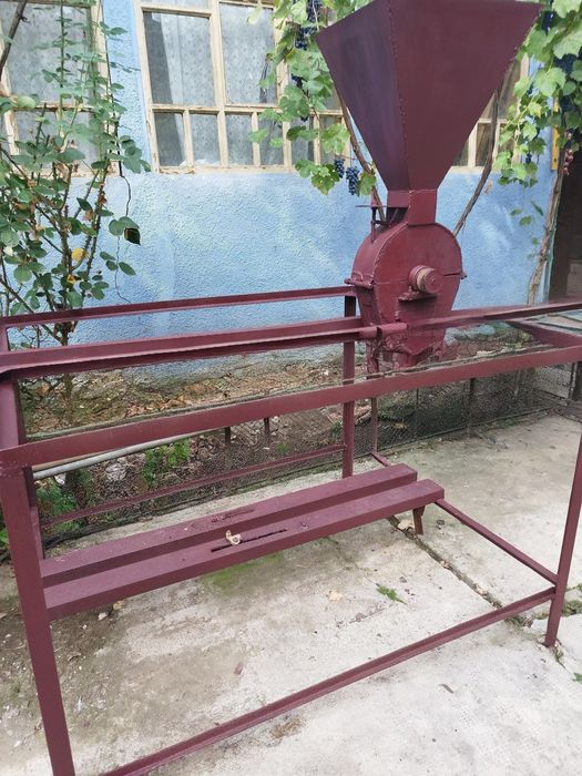 Moară cu ciocanele pentru cereale/ ardei boia pe cadru metalic