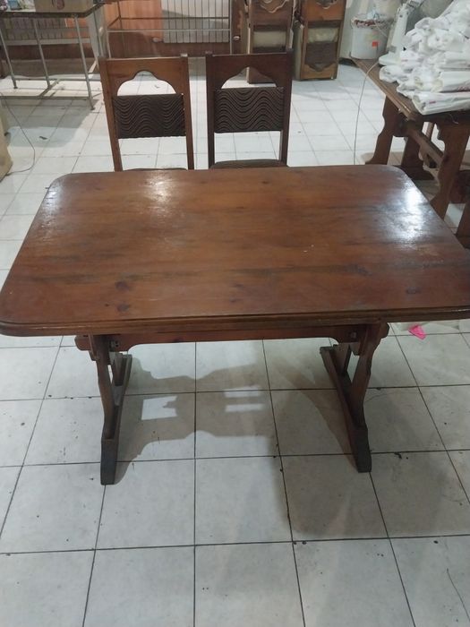 Стол и стулья в комплекте