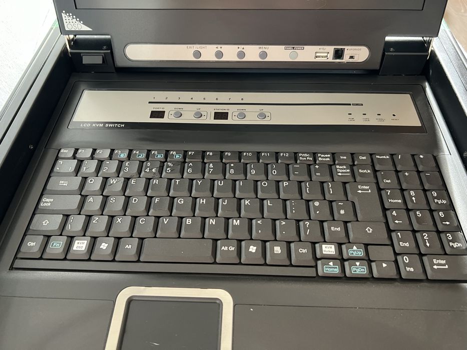 Consola KVM  LCD MODEL CL5708M