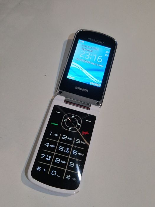 Telefon cu clapeta cu butoane mari și display destul de generos