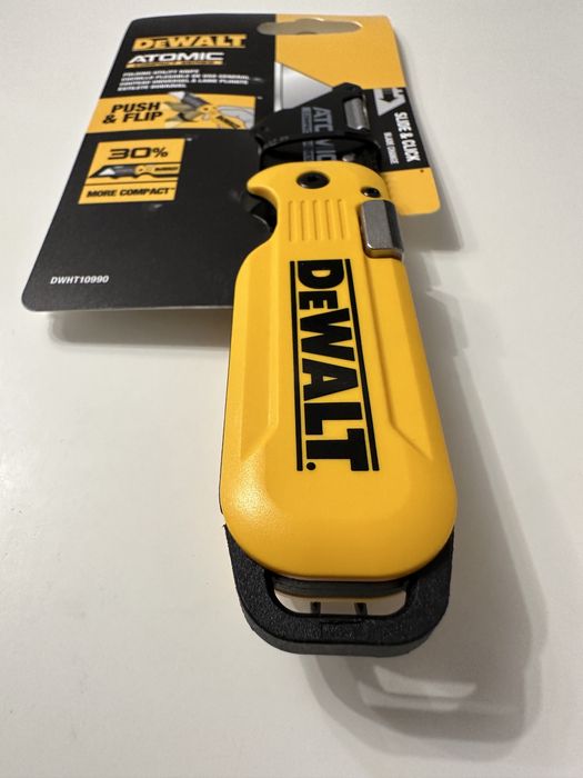 Нож Dewalt atomic