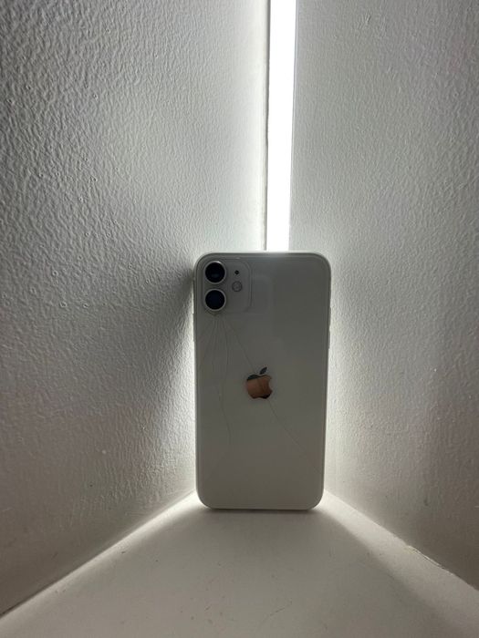 Продам айфон 11.