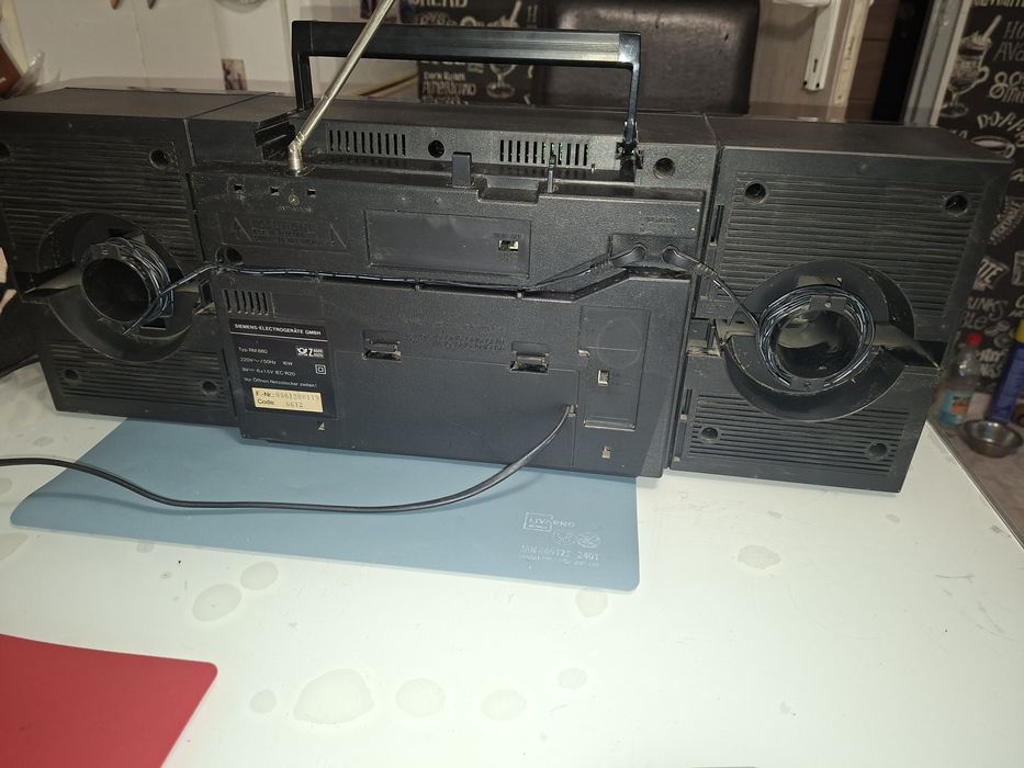 Siemens RM 880, sistem audio cu dublu deck, egalizator, radio 4 benzi ( Antena Satelor  ), boxe detașabile
