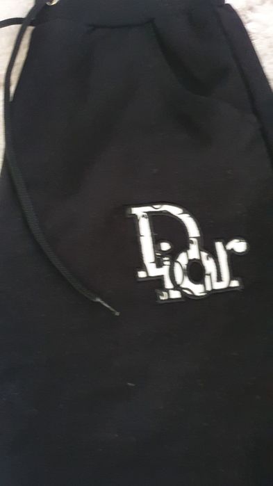 Анцунг бяло черно